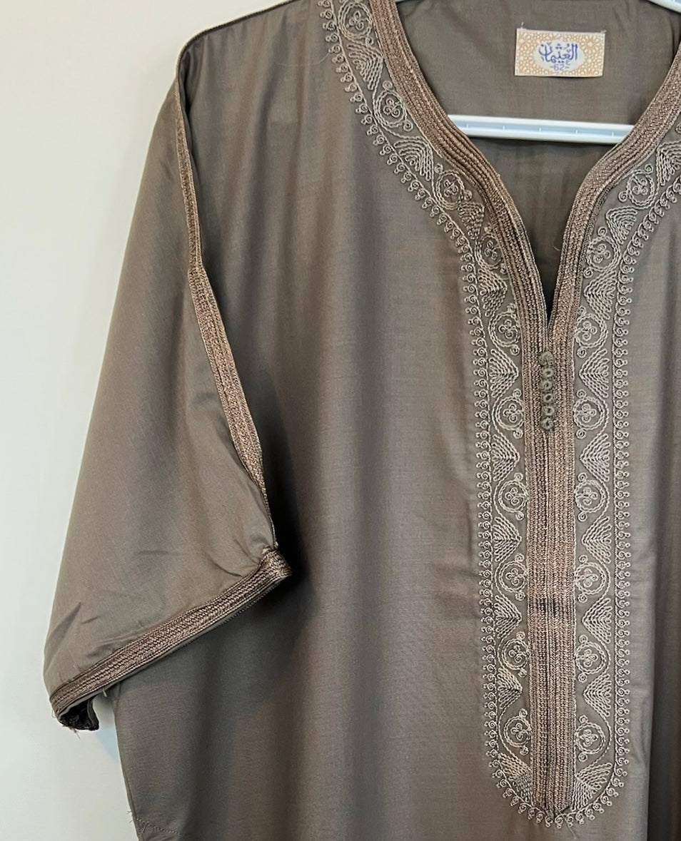 Moroccan Embroidered Thobe - Qamr Weave (Desert Taupe)