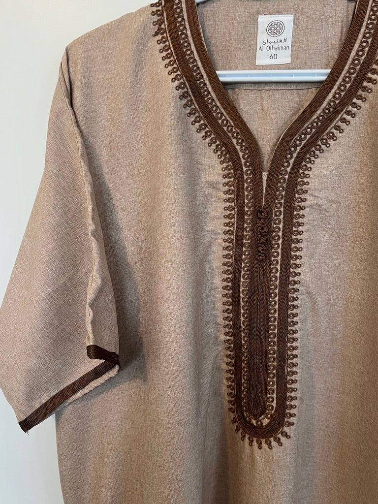 Moroccan Embroidered Thobe - Noble Crest (Sandy Beige)